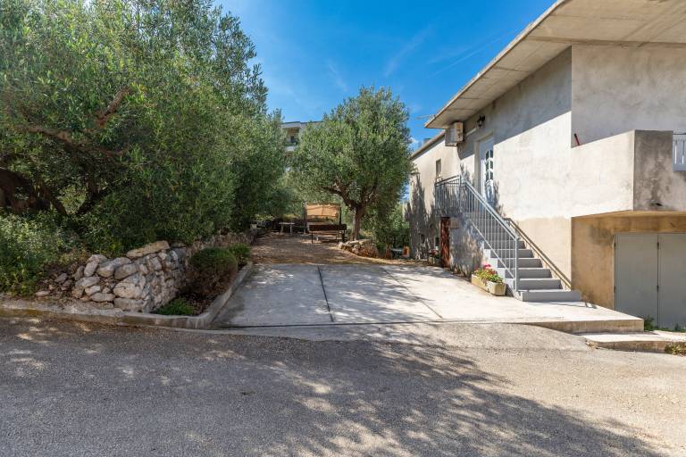 Apartment with barbeque, patio & yard | Beach nearby | Dogs allowed in Tucepi