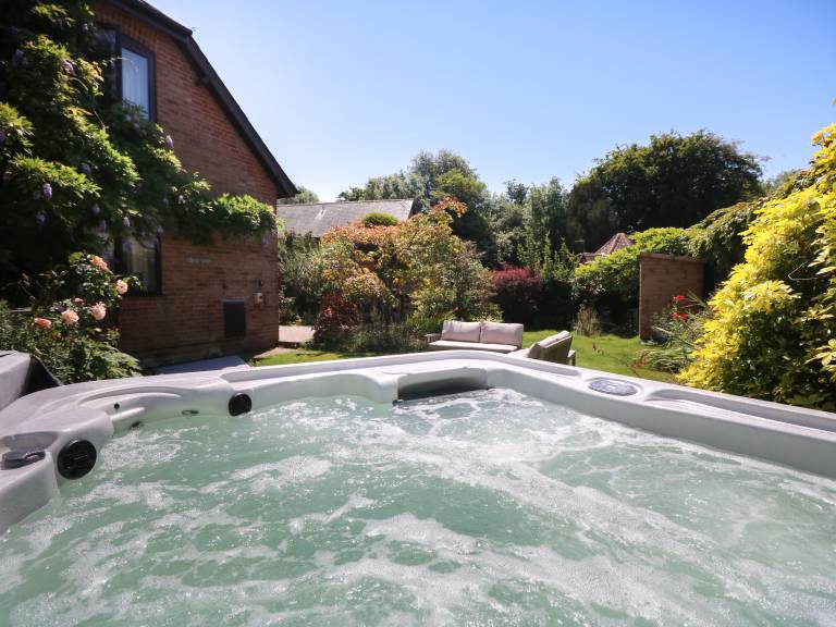 Fully equipped lovely cottage with yard & hot tub | Pets are welcome — photo 2