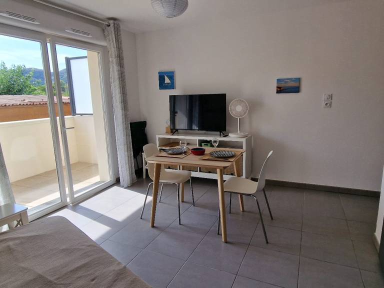 Calm studio with terrace and parking 5 min from beach — photo 5