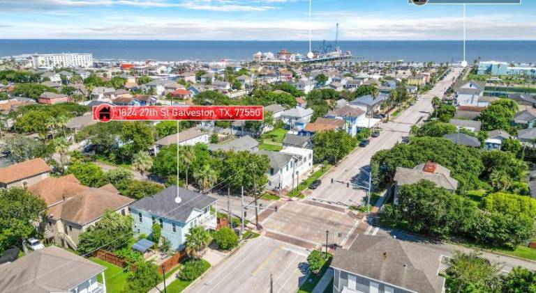 Vacation home with barbecue & garden in Galveston, TX