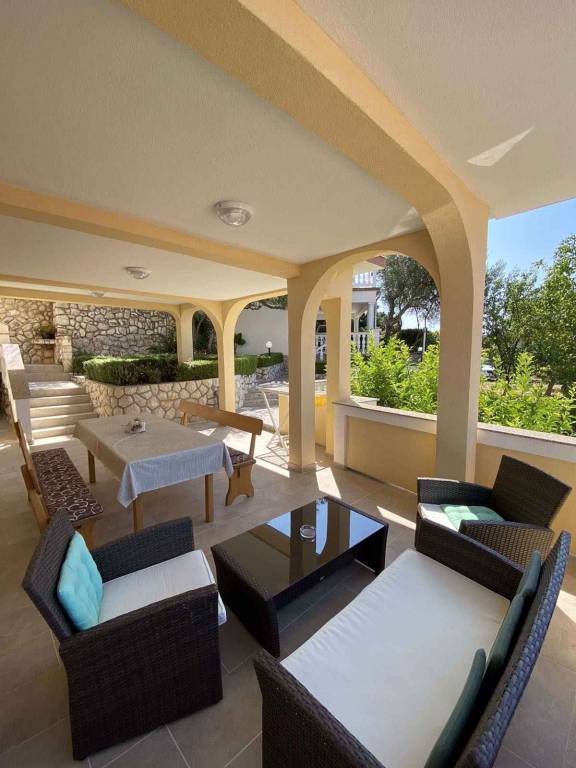 Holiday apartment with terrace, barbecue & yard in Rab
