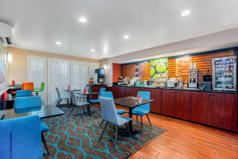 La Quinta Inn & Suites by Wyndham Hesperia Victorville — photo 5