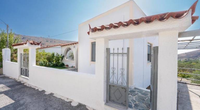 House with patio & yard in Aegina