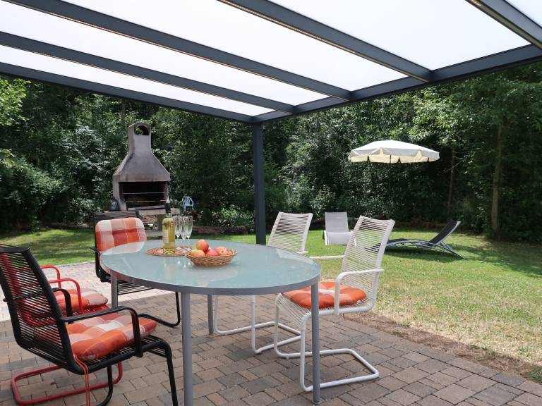 House with barbecue, terrace & pool | Perfect for remote work — photo 2
