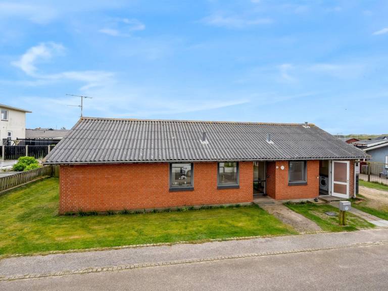 Family-oriented pleasant vacation home with yard | Close to the beach | Pets are welcome — photo 4