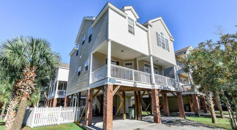 House with pool | Next to the beach | Pets allowed in Garden City, SC