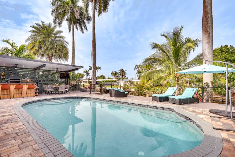 8 Mi to Las Olas Beach Canal Front Oasis w Pool