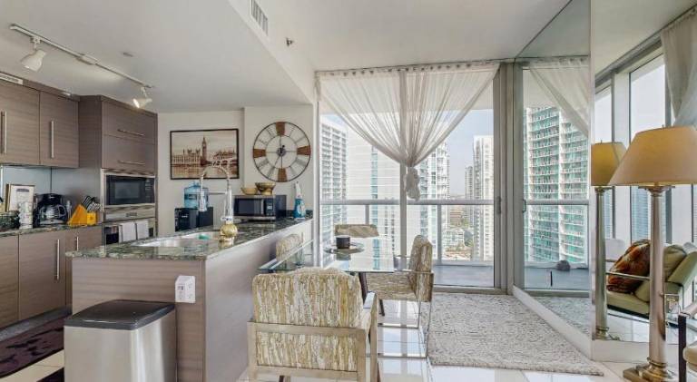 Rental apartment with pool & hot tub | Next to Bayfront Park | Pets are welcome — photo 5