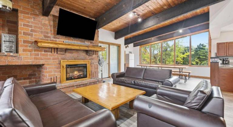 Ample chalet with jacuzzi | Pets are welcome in The Blue Mountains, ON