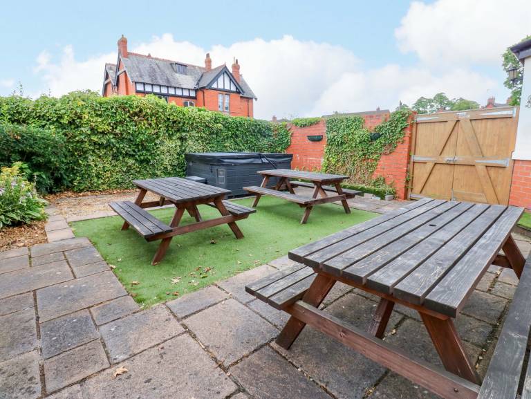 Family-friendly lovely cottage with hot tub & garden | Pets are welcome — photo 3