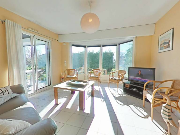 Renovated 3-BR House, WiFi, Near Beach & Center, Sleeps 7 — photo 4