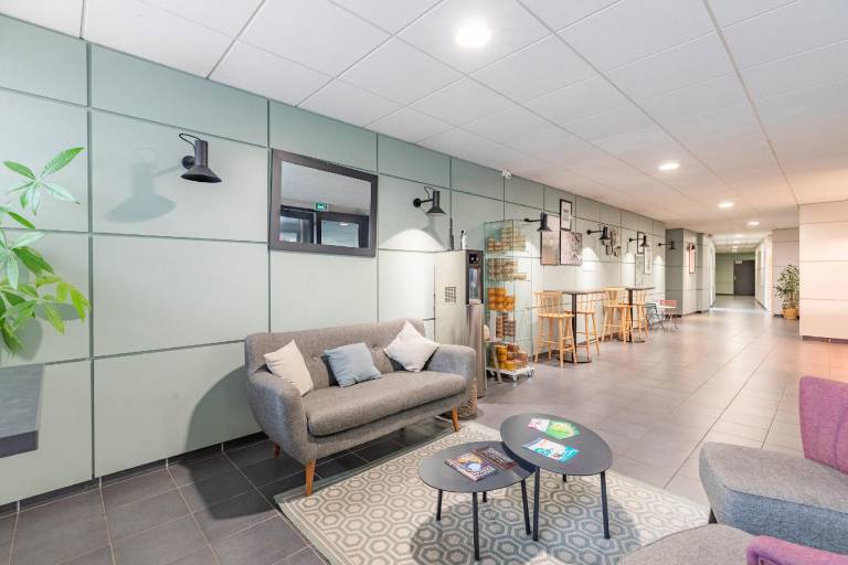 Serviced apartment with yard & patio | Perfect for remote work — photo 3