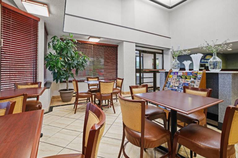 Days Inn by Wyndham Utica — photo 4