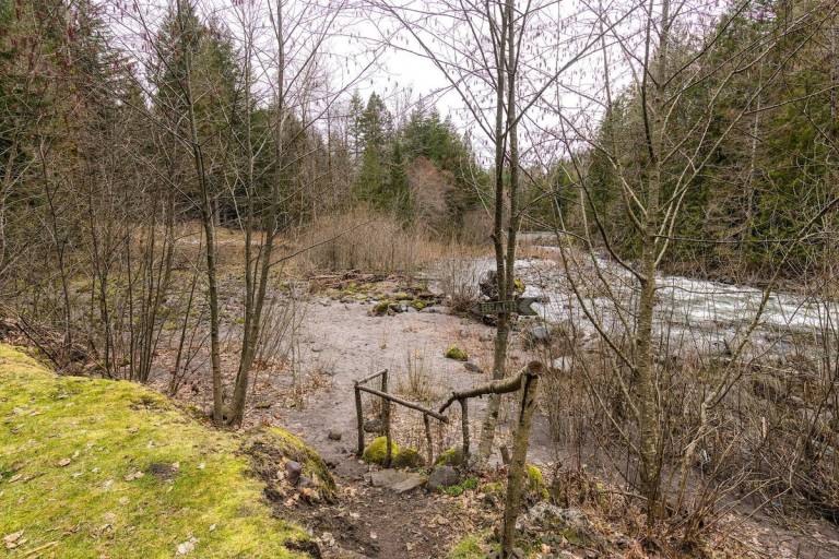 Cabin with barbeque & hot tub | Water view — photo 4