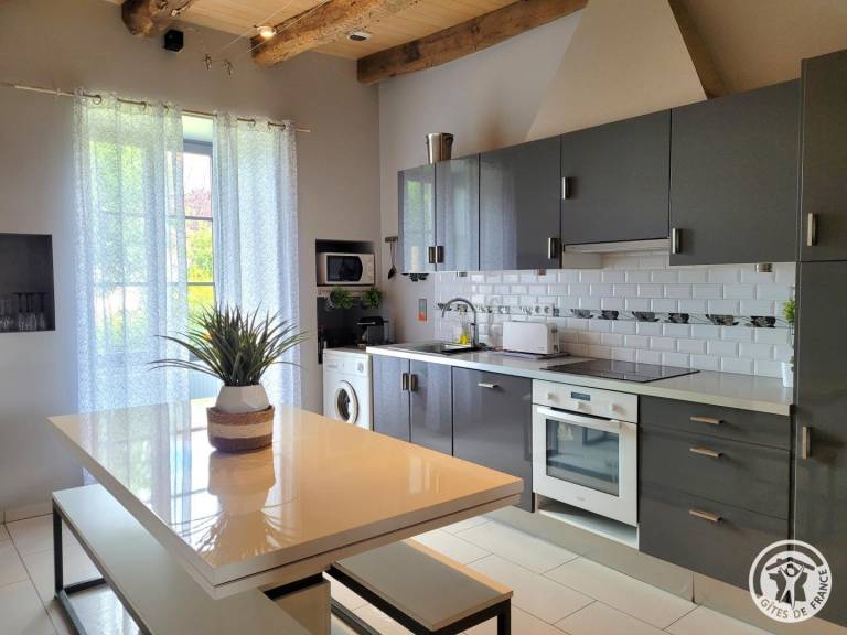 Gite with BBQ, patio & private pool — photo 4