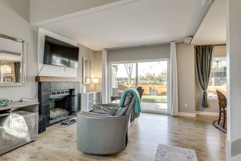 Modern Oceanside Living! Family Home w/ Workspace — photo 4