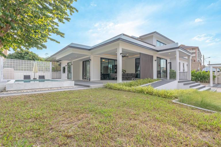 5-Bedroom Modern Light Luxury Villa with Pool Near Terminal 21 Beach, Pattaya City Center — photo 5
