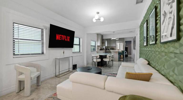 Vacation home with pool & jacuzzi — photo 2