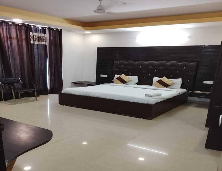 House with terrace & jacuzzi in Faridabad