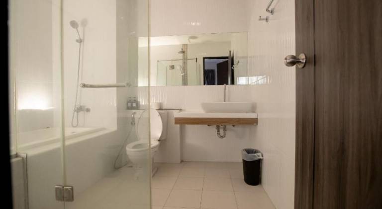Serviced apartment with hot tub, terrace & garden — photo 5