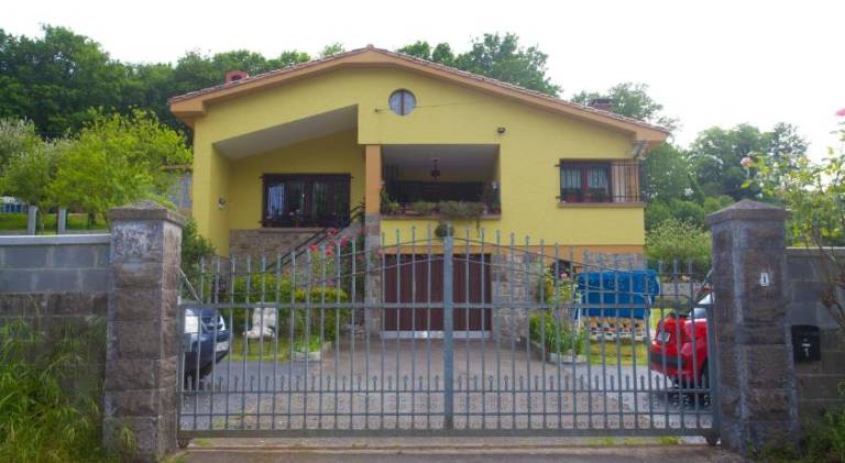 House with BBQ, terrace & yard in Cangas de Onís