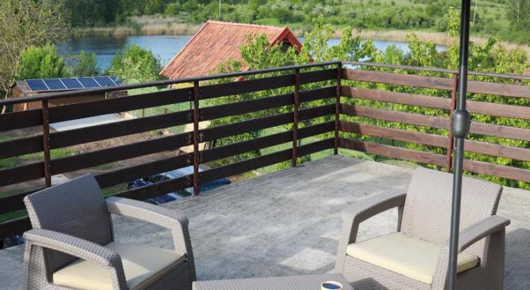 Holiday apartment with terrace, barbeque & yard — photo 3