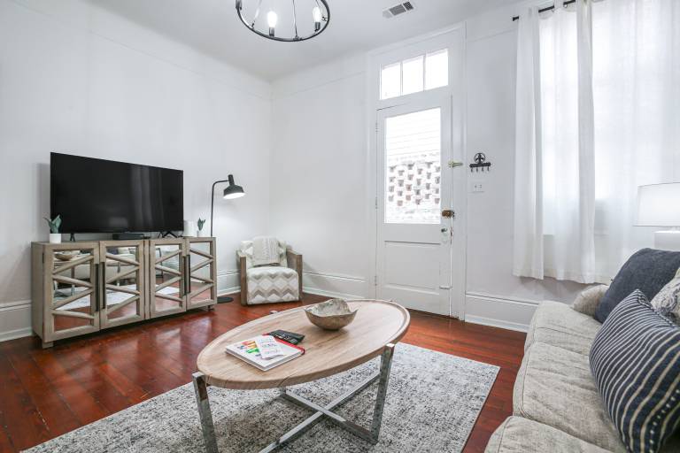 Updated Bourbon Street Condo w Smart TVs