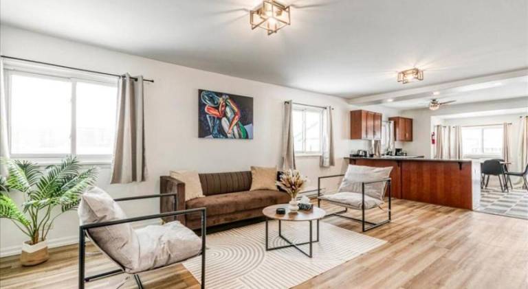 Charming 2 Bed 1 Bathroom Escape with Free Parking and WiFi — photo 3
