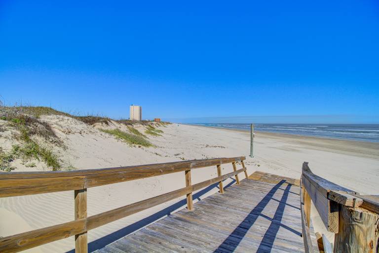 Beach Boardwalk On-Site! Mustang Island Condo — photo 3