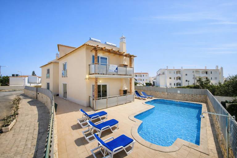 Rental apartment with barbecue, pool & garden in Albufeira