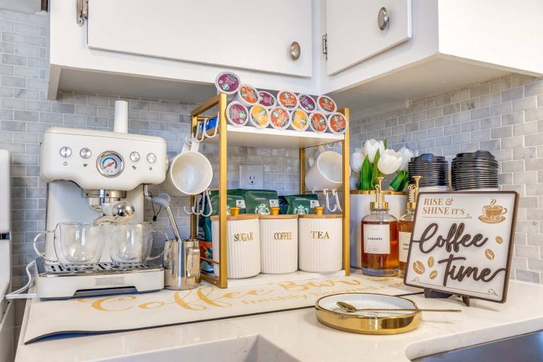 The Homestead Luxury Cozy 2BR Apartment in Nacogdoches Near SFA University and Downtown Pet Friendly Business Ready Extended Stays Welcome with Self Check In High Speed WiFi Full Kitchen In Unit Laundry Private Parking and Quiet Comfort — photo 5