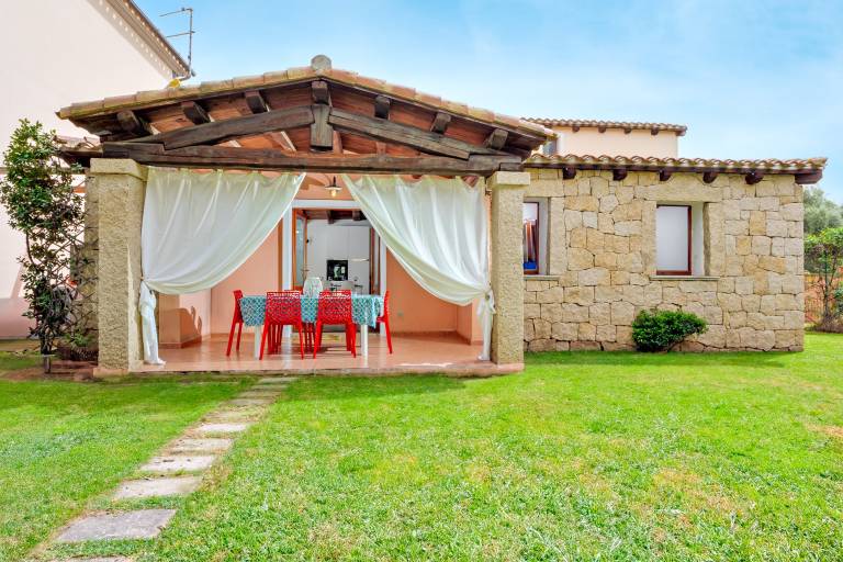 Holiday Home 'Villa Quattro Cuori' with Private Terrace, Private Garden and Air Conditioning — photo 2