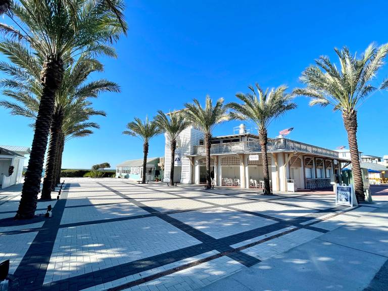 Vacation home with pool & barbecue in Seaside, FL