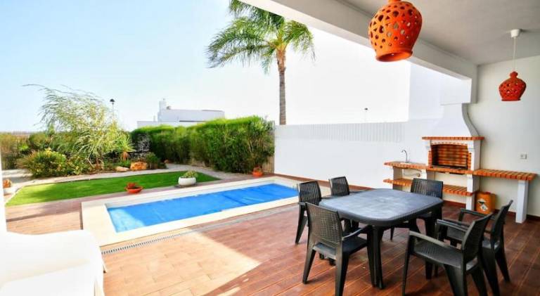 Villa with pool — photo 4