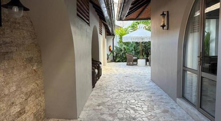 House with pool — photo 3