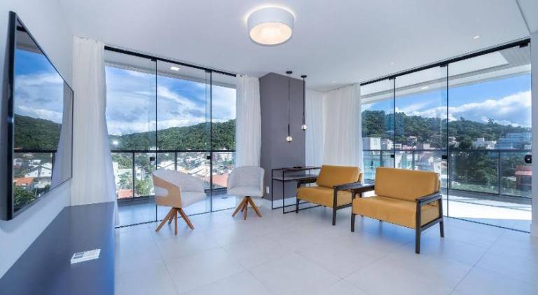 Apartment with pool — photo 3