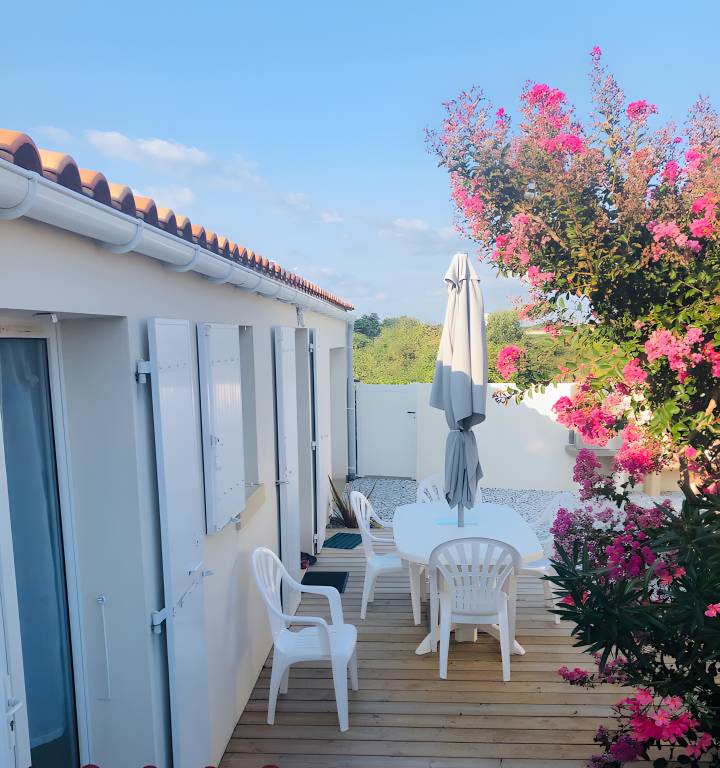 Vacation home with yard, BBQ & patio | Garden view in Saint-Pierre-d'Oleron