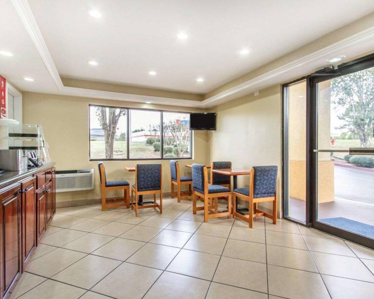 Econo Lodge Inn & Suites Evergreen — photo 3