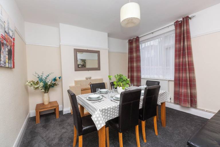 Superior three bedroom house with sea view in Swansea