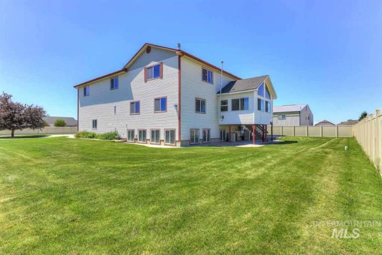 Family-oriented pleasant house with yard | Pets are welcome — photo 2