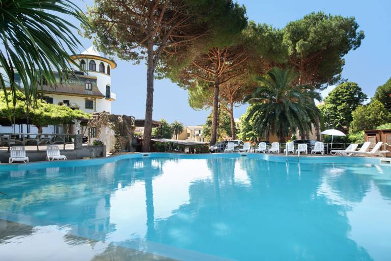 Holiday apartment with yard, terrace & pool | Garden view | Next to the beach | Dogs allowed — photo 3