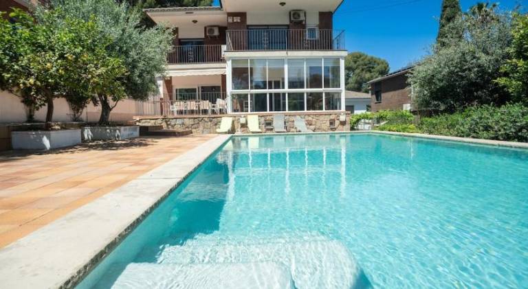 Vacation home with garden, private pool & grill | Good for workation in Castelldefels