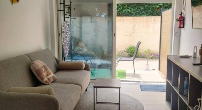 Nice holiday apartment with patio | Dogs allowed in L'Isle-sur-la-Sorgue