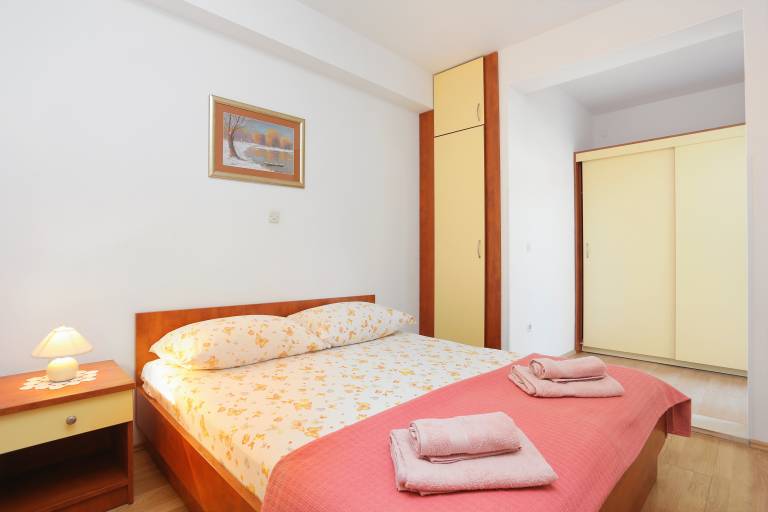 Apartment with grill, yard & patio in Tucepi