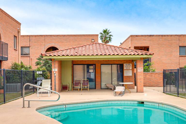Pool Access Quiet Condo 2 Mi to Reid Park