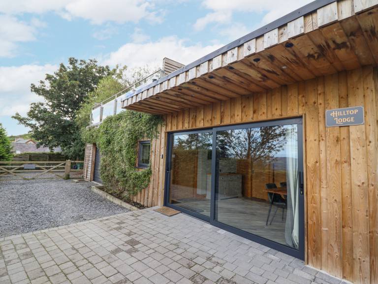 Cottage with hot tub & garden in Conwy