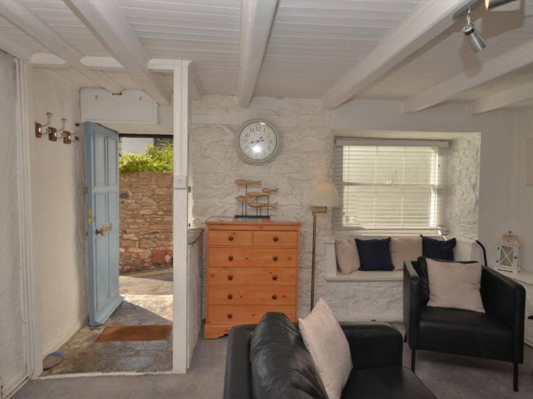 Cottage with yard | Water view — photo 5
