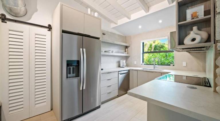 House with jacuzzi — photo 4