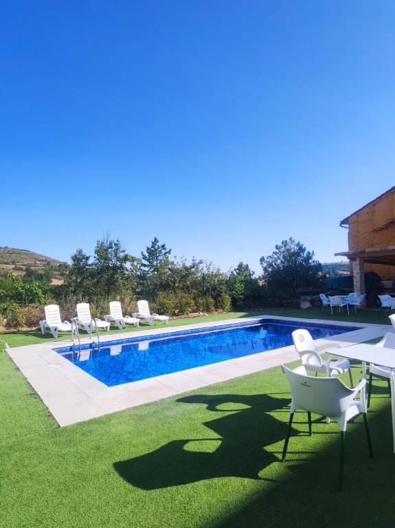 Vacation home with garden, BBQ & pool in Burgos