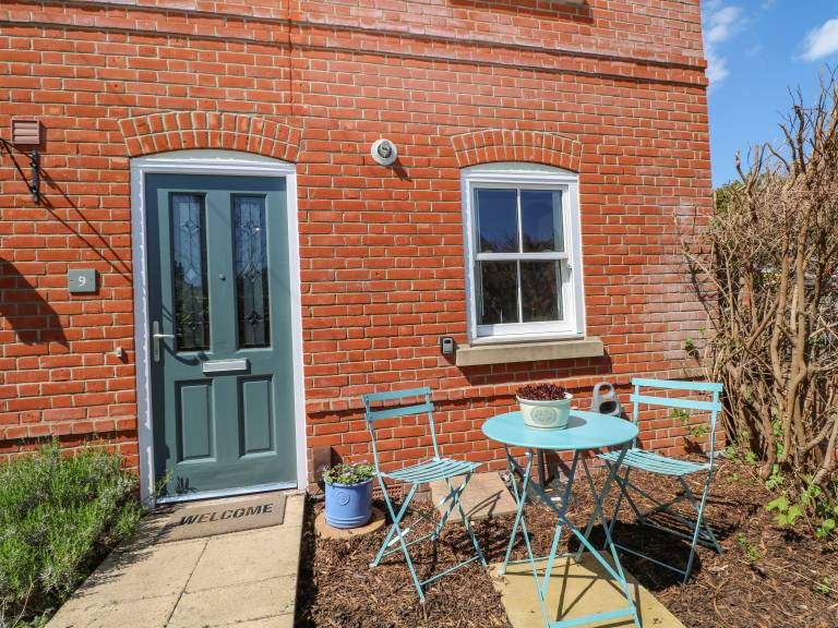 Family-oriented charming cottage with patio & garden | Pets are welcome — photo 2
